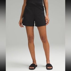Lululemon Stretch Woven Relaxed-Fit High-Rise Short 4" size S